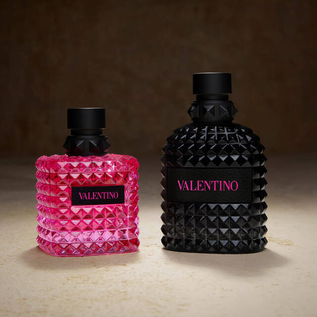 Zwei Valentino-Duftflaschen: eine pinke, rautenformige Flasche und eine schwarze mit schwarzem Etikett auf neutralem Hintergrund.